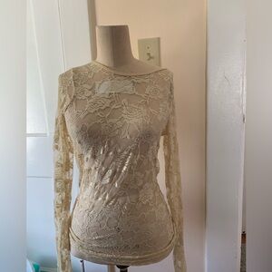 Poof size L, long sleeve lace undershirt.